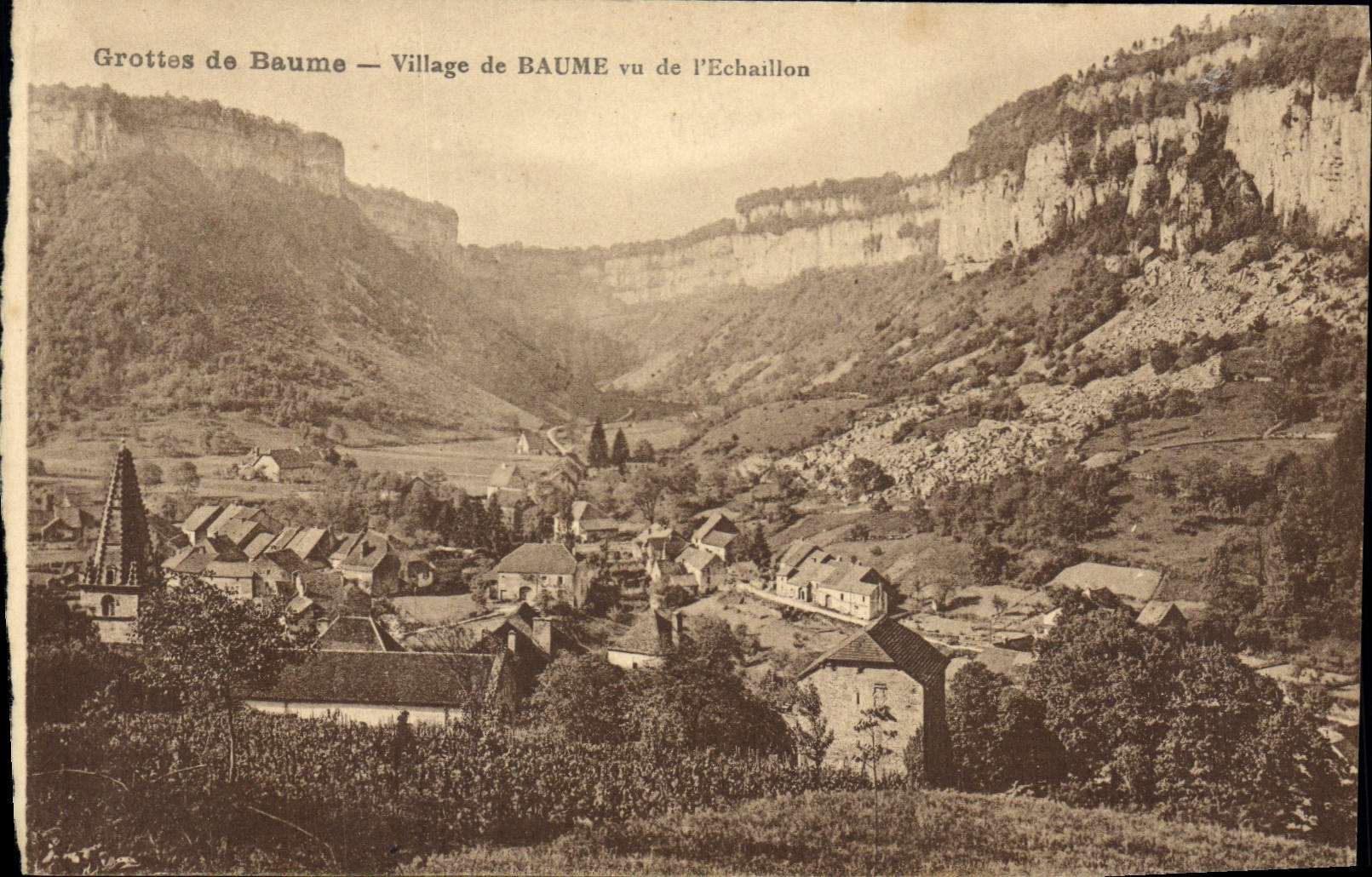 Grottes de Baume — Village de BAUME vu de l'Echaillon — Grottes de Baume - les-Messeurs, Jura