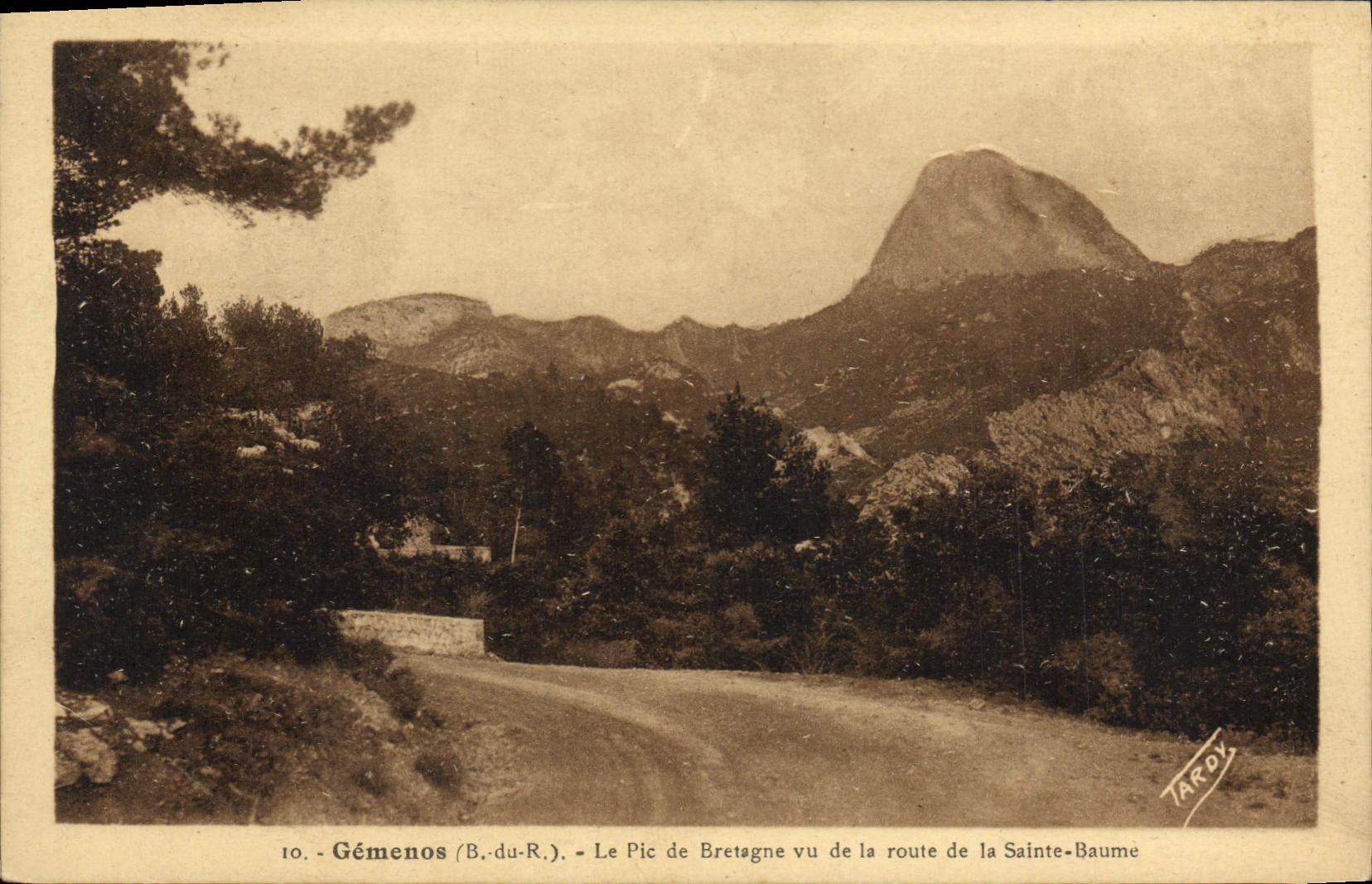 CPA Gemenos B du R Le Pic de Bretagne vu de la route de la Sainte Baume 