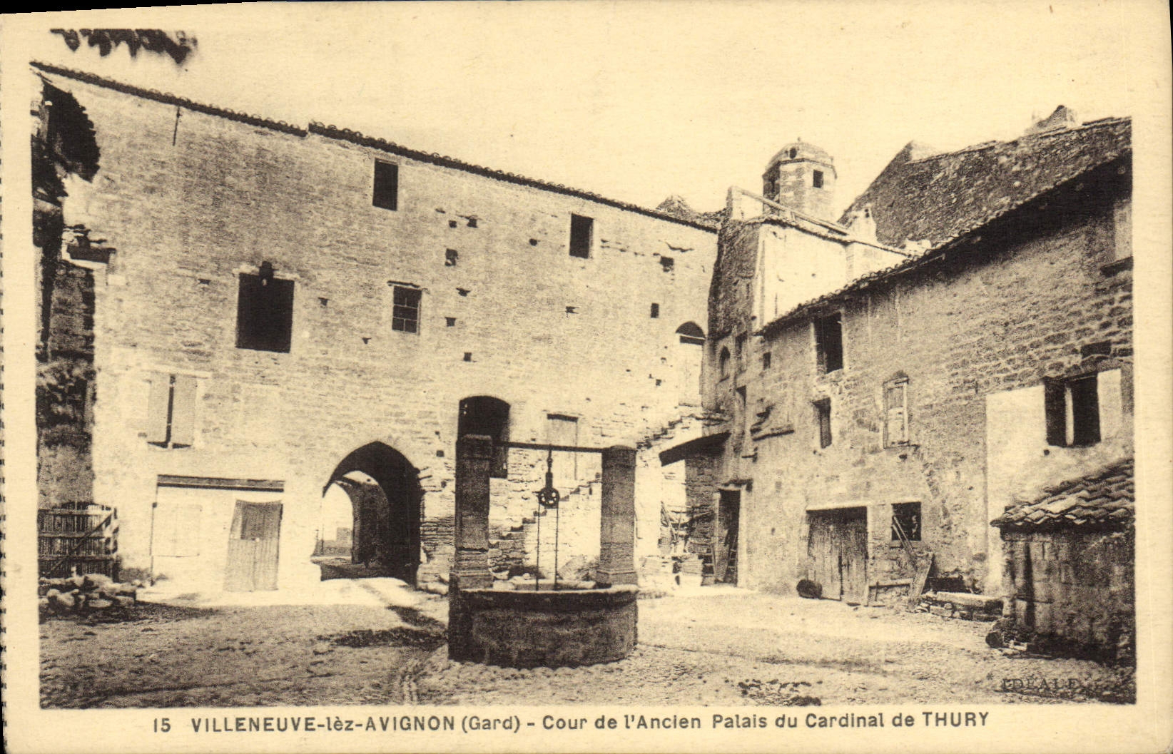 CPA Villeneuve les Avignon Gard Cour de l'Ancen Palais du Cardinal de Thury 