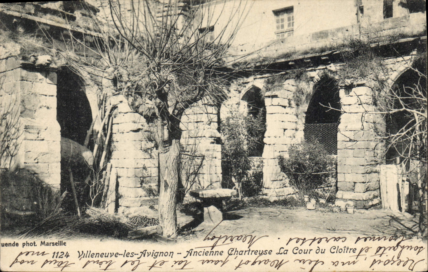 Villeneuve-lès-Avignon - Antigua Cartuja La Cour du Cloître — foto de Marseille n°1124
