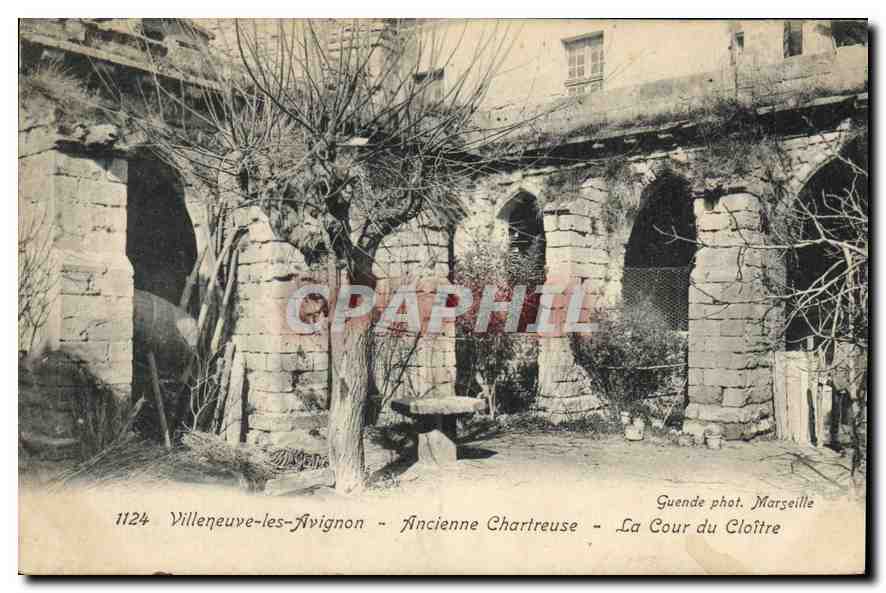 Villeneuve-lès-Avignon - Antigua Cartuja - La Plaza del Claustro — Guende fot. Marsella