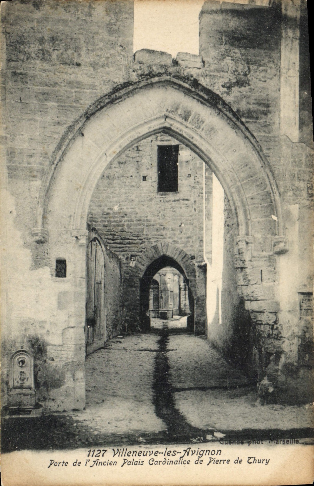 Porte de l'Ancien Palais Cardinalice à Villeneuve-lès-Avignon — éditeur Guénas phot. Marseille, n° 1127