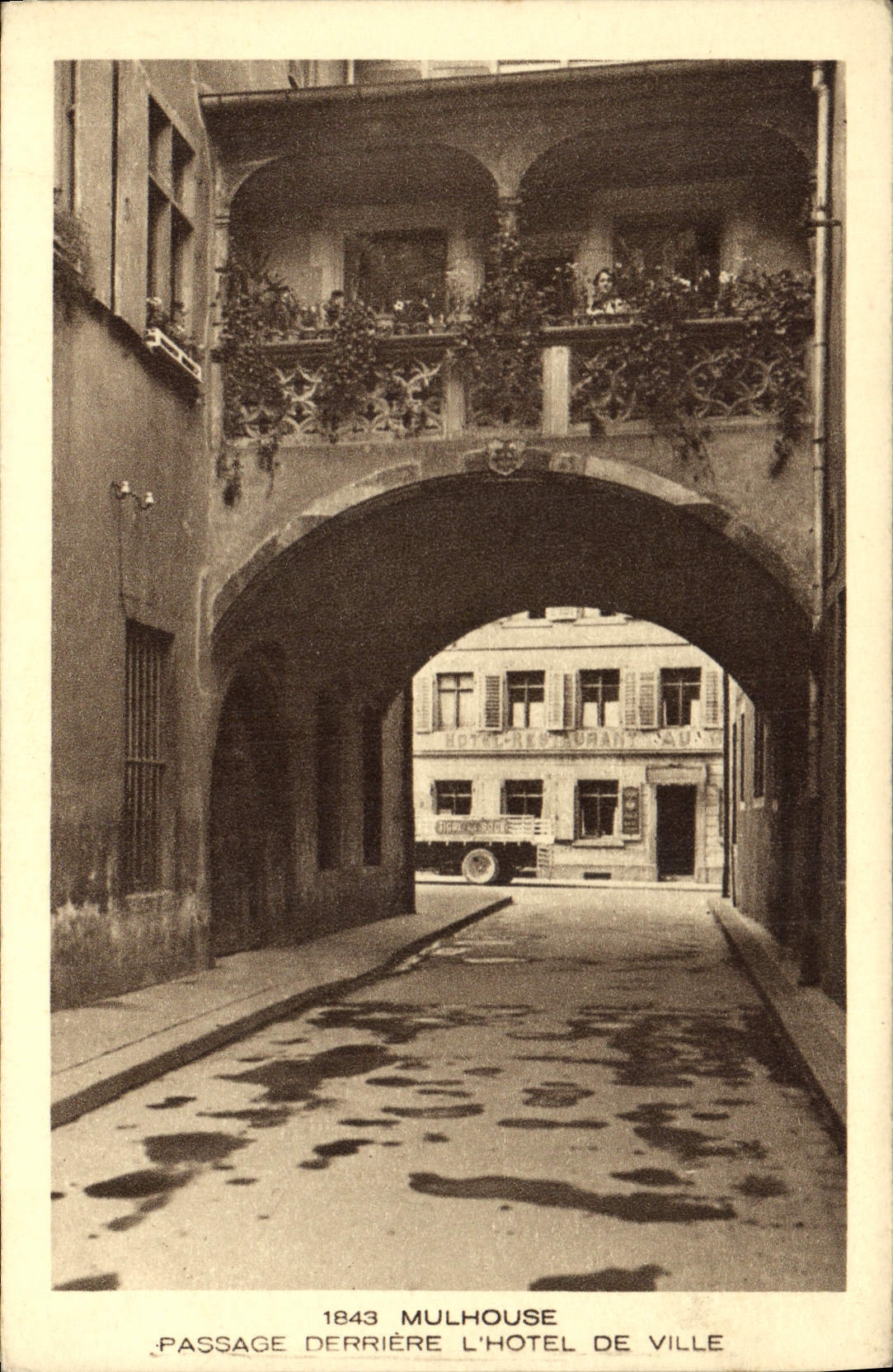 CPA Mulhouse Passage derriere L'Hotel de Ville 