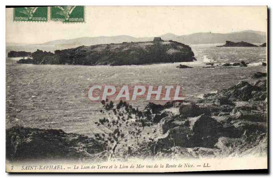 CPA Saint Raphael Le Lion de Terre et le Lion de Mer vus de la Route de Nice 