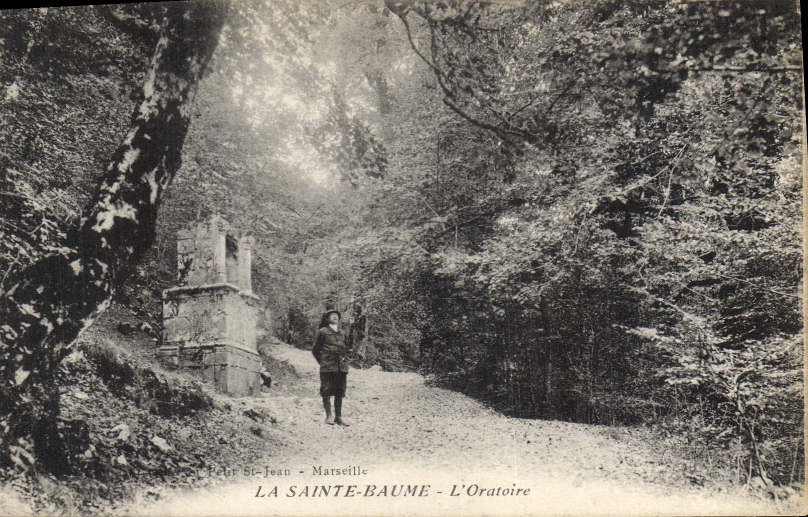 La Sainte-Baume - L'Oratoire — vue d'un sentier forestier avec un oratoire et une personne — éditeur non identifié