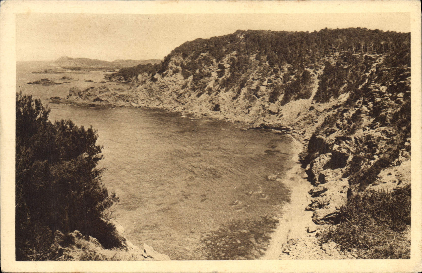 CPA Le Brusc sur Mer Vue prise de Monsalvat sur la pointe de la Gardiole et les iles des Embers 