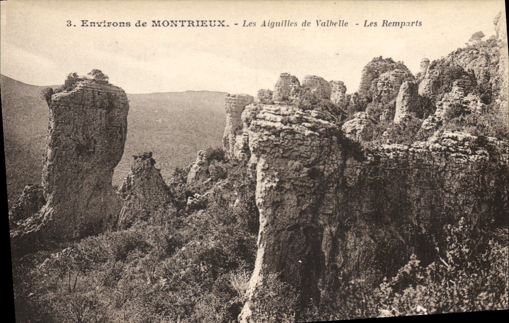 Environs de MONTRIEUX — Les Aiguilles de Valbelle — Les Remparts — Édition F. Ducé et Cie Marseille