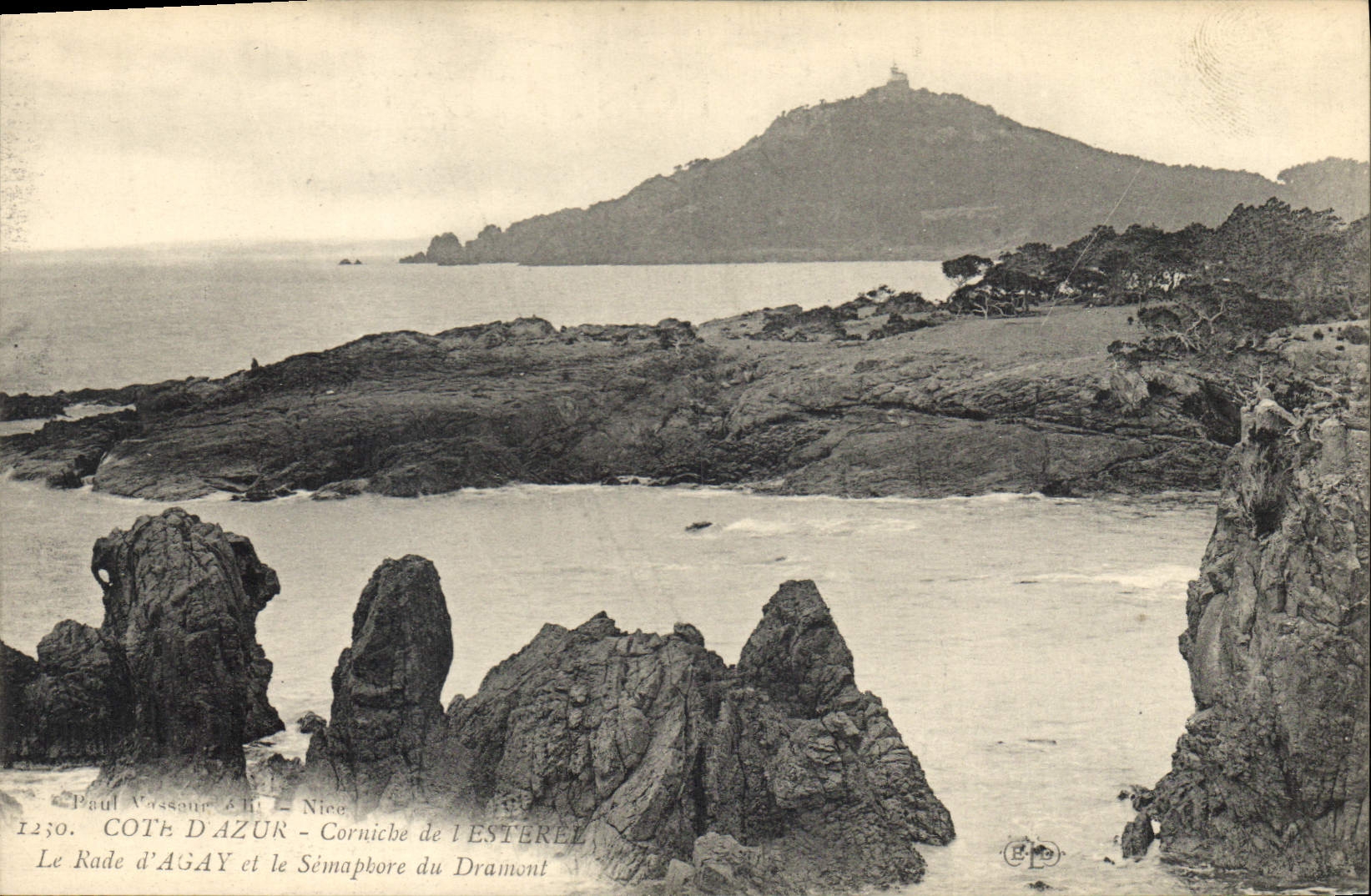 CPA Cote d'Azur Corniche de l'Esterel La Rade d'Agay et le Semaphore du Dramout 