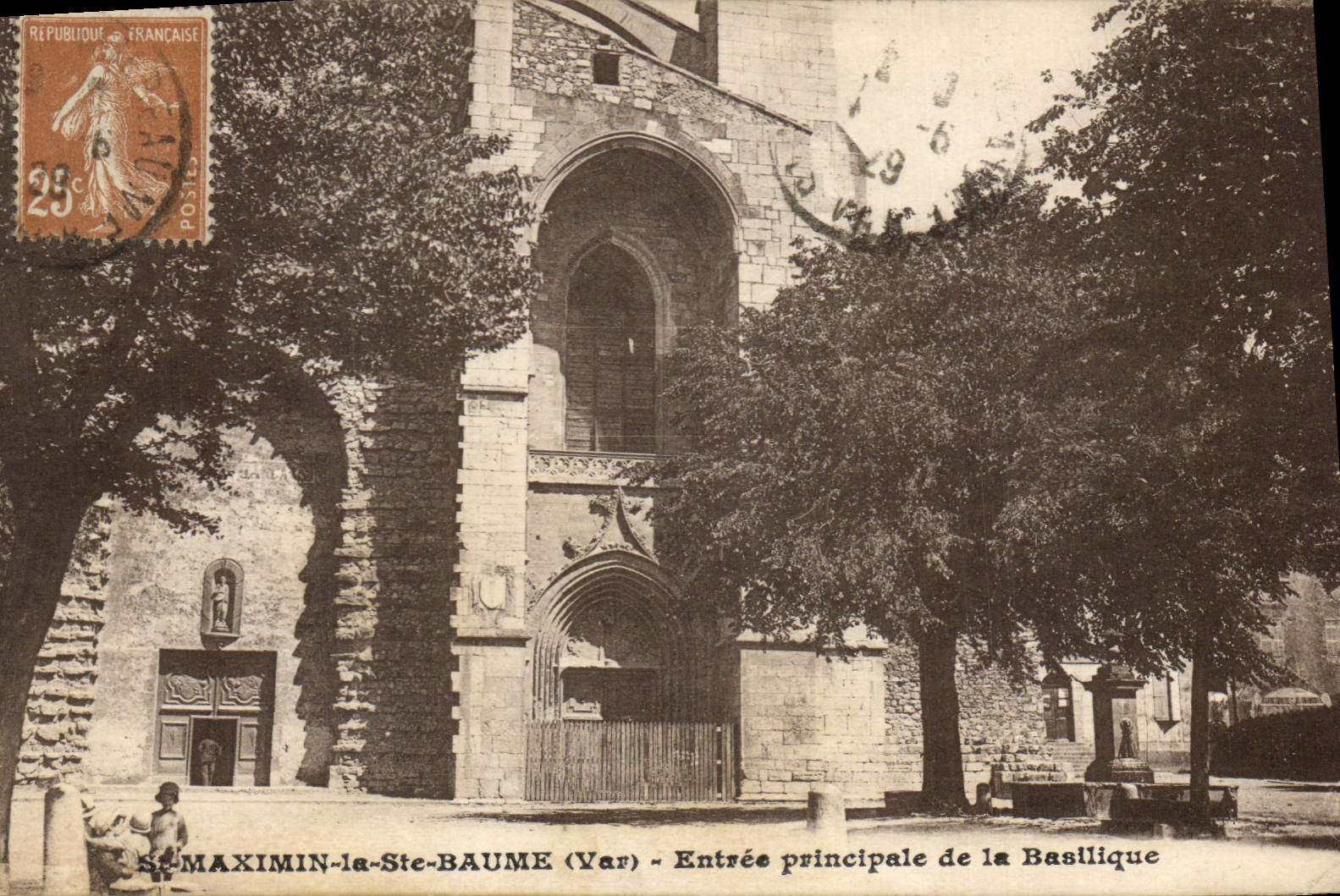 Saint-Maximin-la-Sta-Baume (Var) — Entrée principale de la Basilique