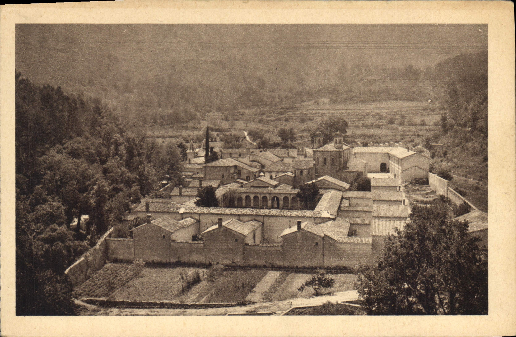 CPA Chartreuse de Montrieux Vue generale des Cellules 