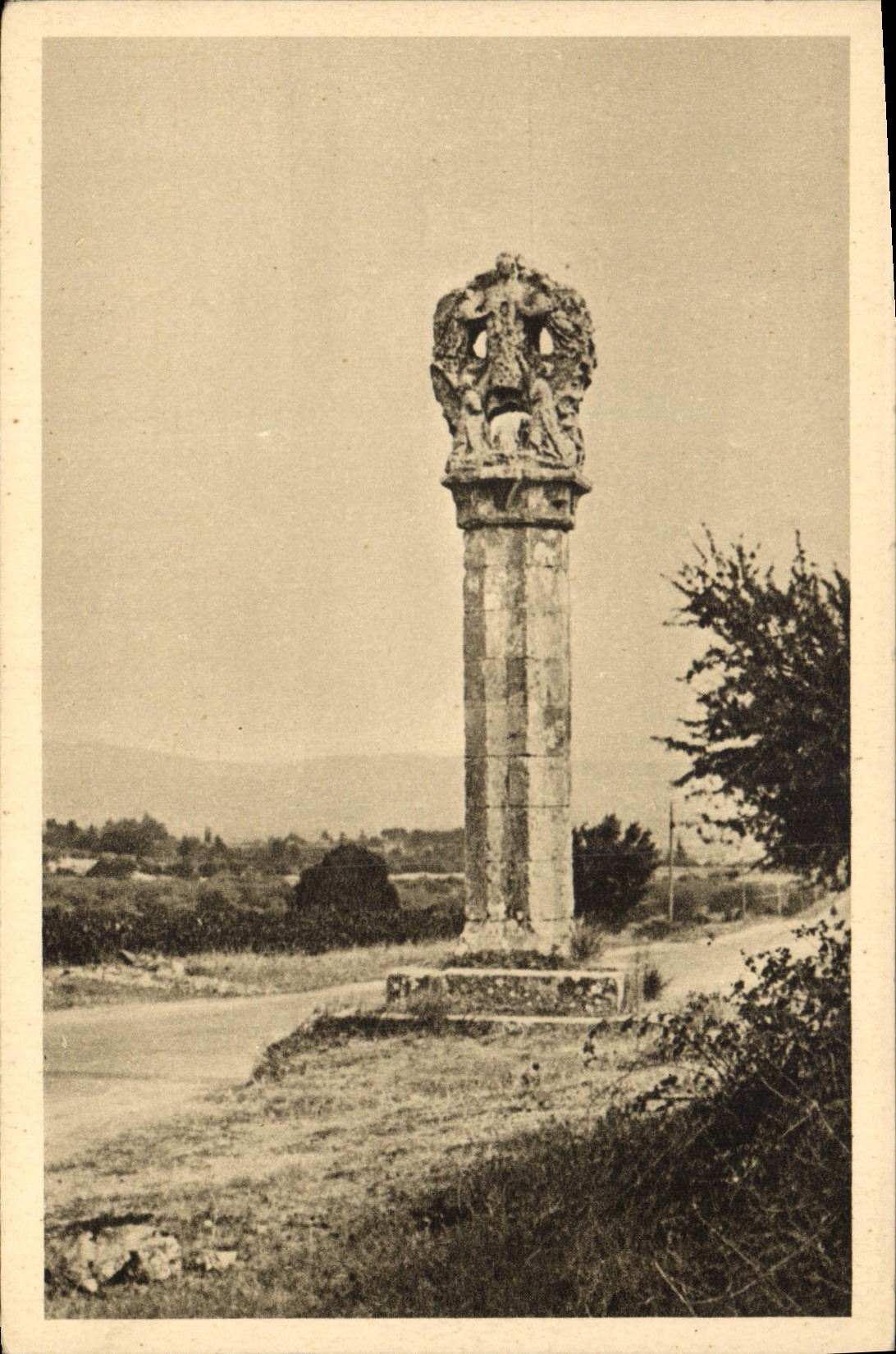 Le Petit Pilon - Saint-Maximin (Var) — érigé à l'endroit où Sainte-Madeleine aurait été trouvée — Édition des Amis des Ouates - Aix-en-Provence
