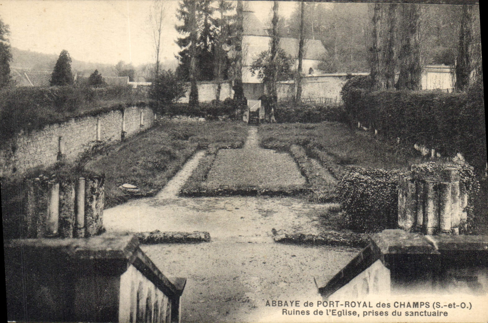 Abbaye de Port-Royal des Champs — Ruines de l'église, prises du sanctuaire — Union Phototypique Parisienne, n°1