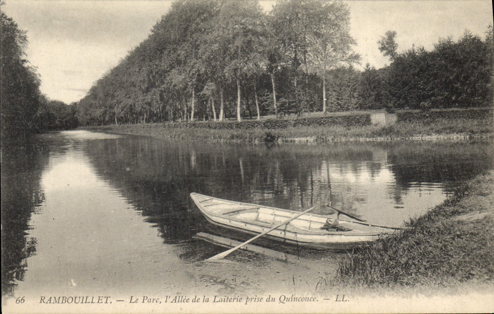 Rambouillet — Le Parc, l'Allée de la Laiterie prise du Quinconce — LL