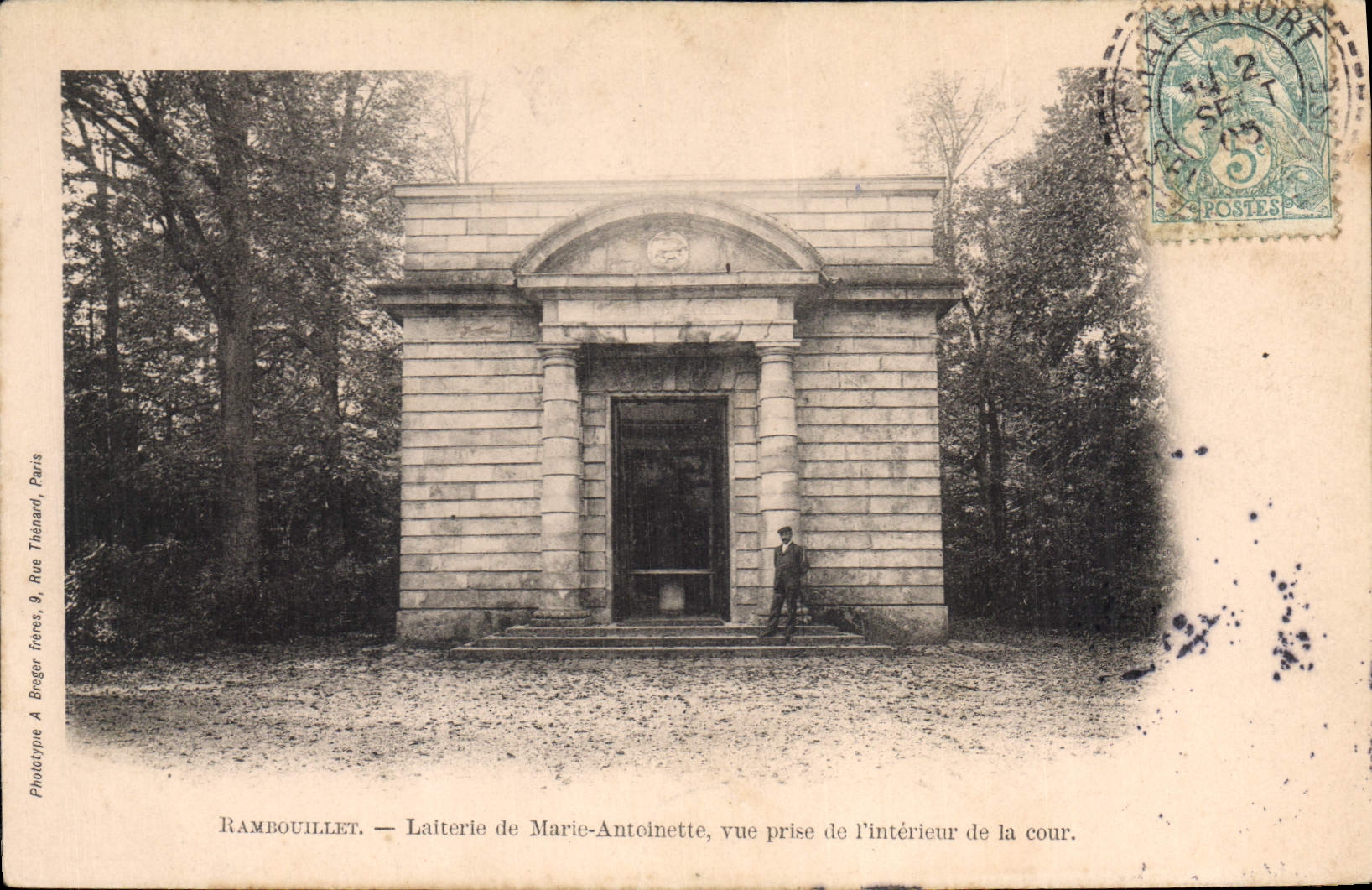 Rambouillet — Laiterie de Marie-Antoinette, vue prise de l'intérieur de la cour — Phototype A. Bréger frères, Paris