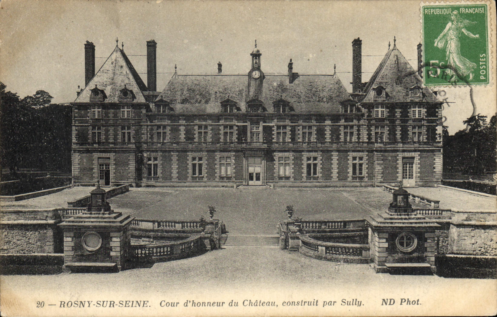 CPA Rosny sur Seine Cour d'honneur du Chateau construit par Sully 
