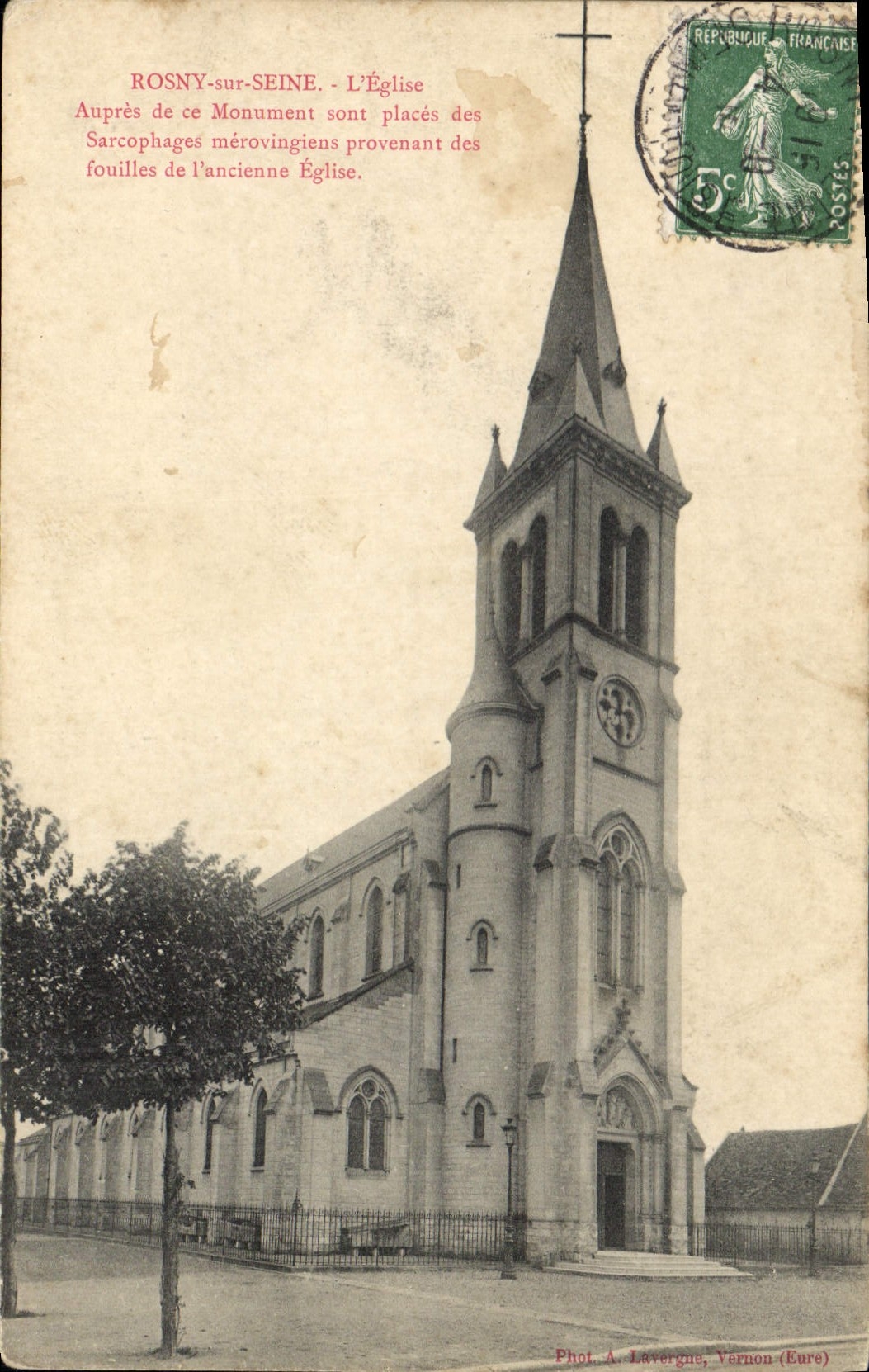 CPA Rosny sur Seine L'Eglise Aupres de ce Monument sont places des Sarcophages merovingiens provenan