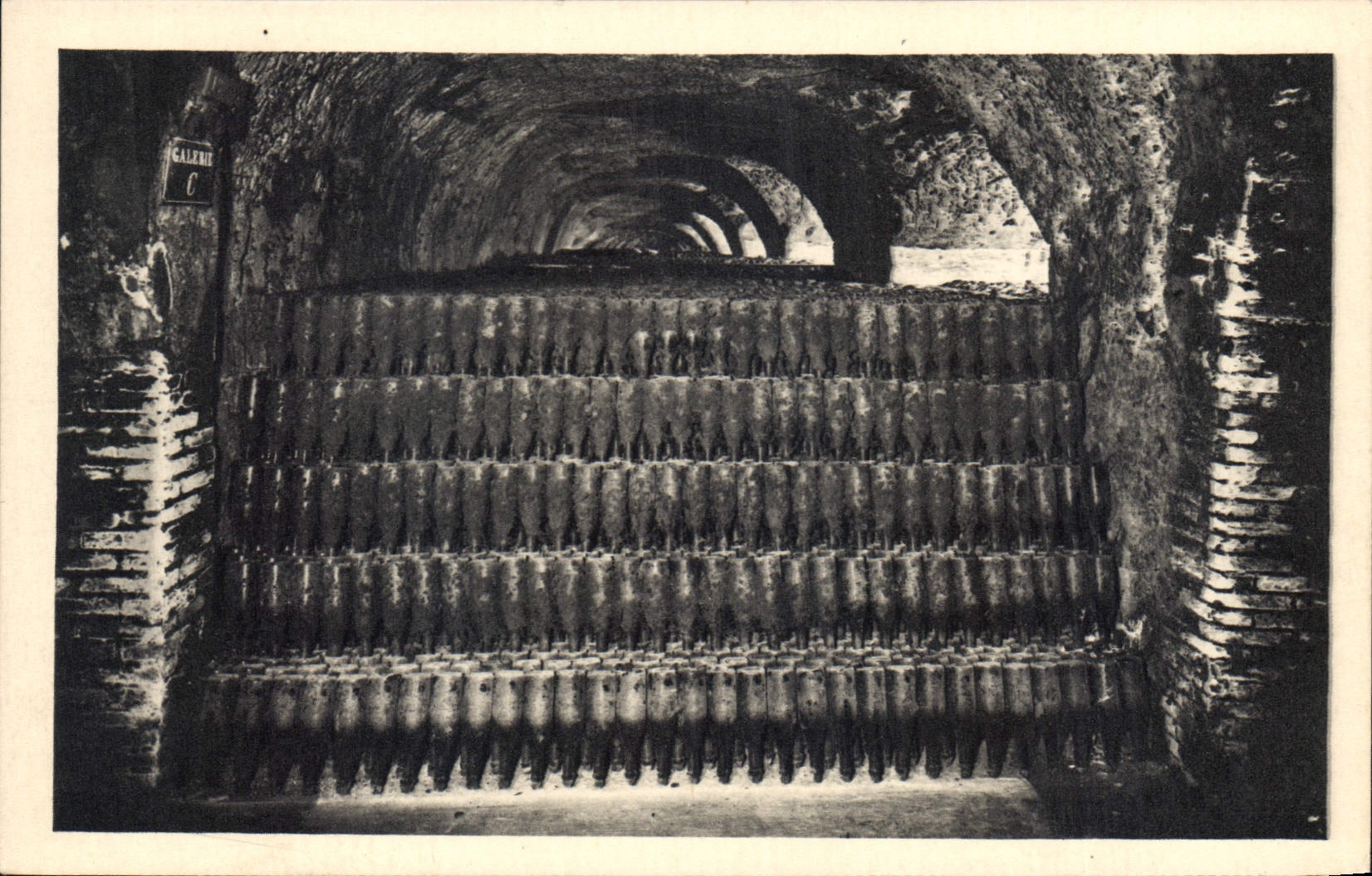 CPA Une masse de 12000 bouteilles Moet et Chandon