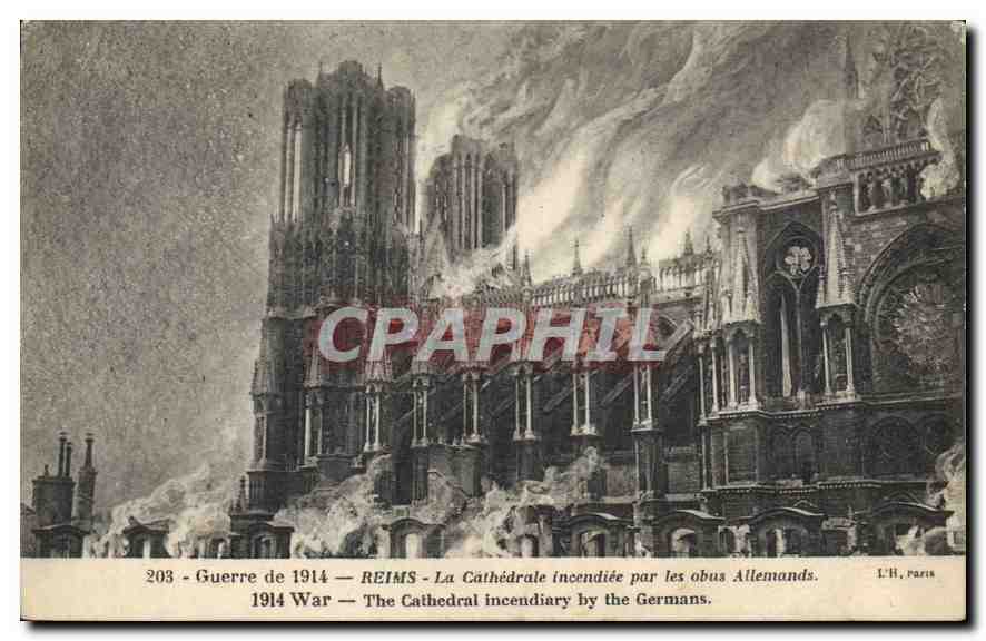 CPA Guerre de 1914 Reims La Cathedrale incendie par les obus Allemands 