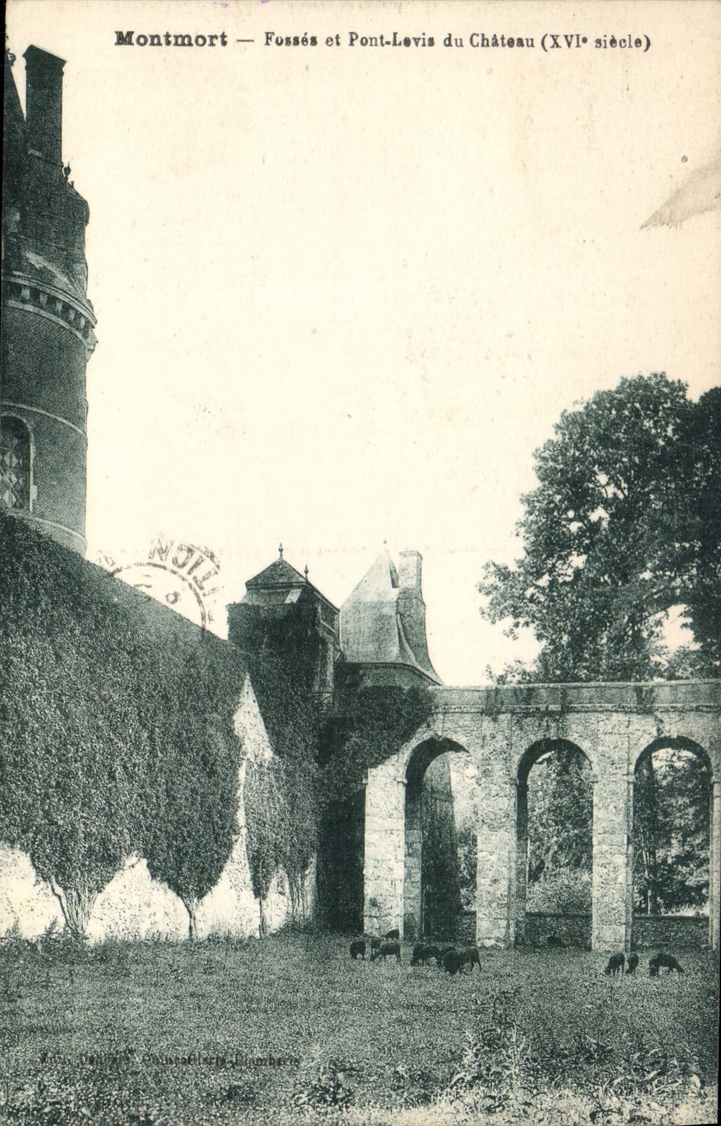 CPA Montmort Fosses et Pont Levis du Chateau XVI siecle 