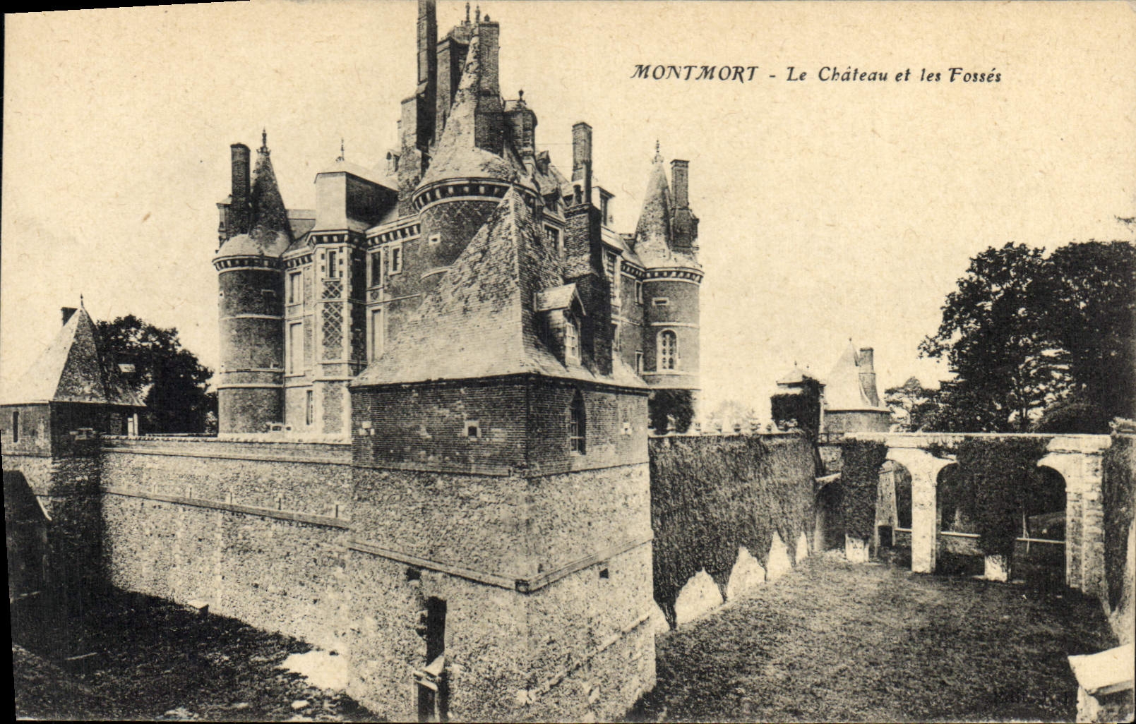 CPA Montmort Le Chateau et les Fosses 