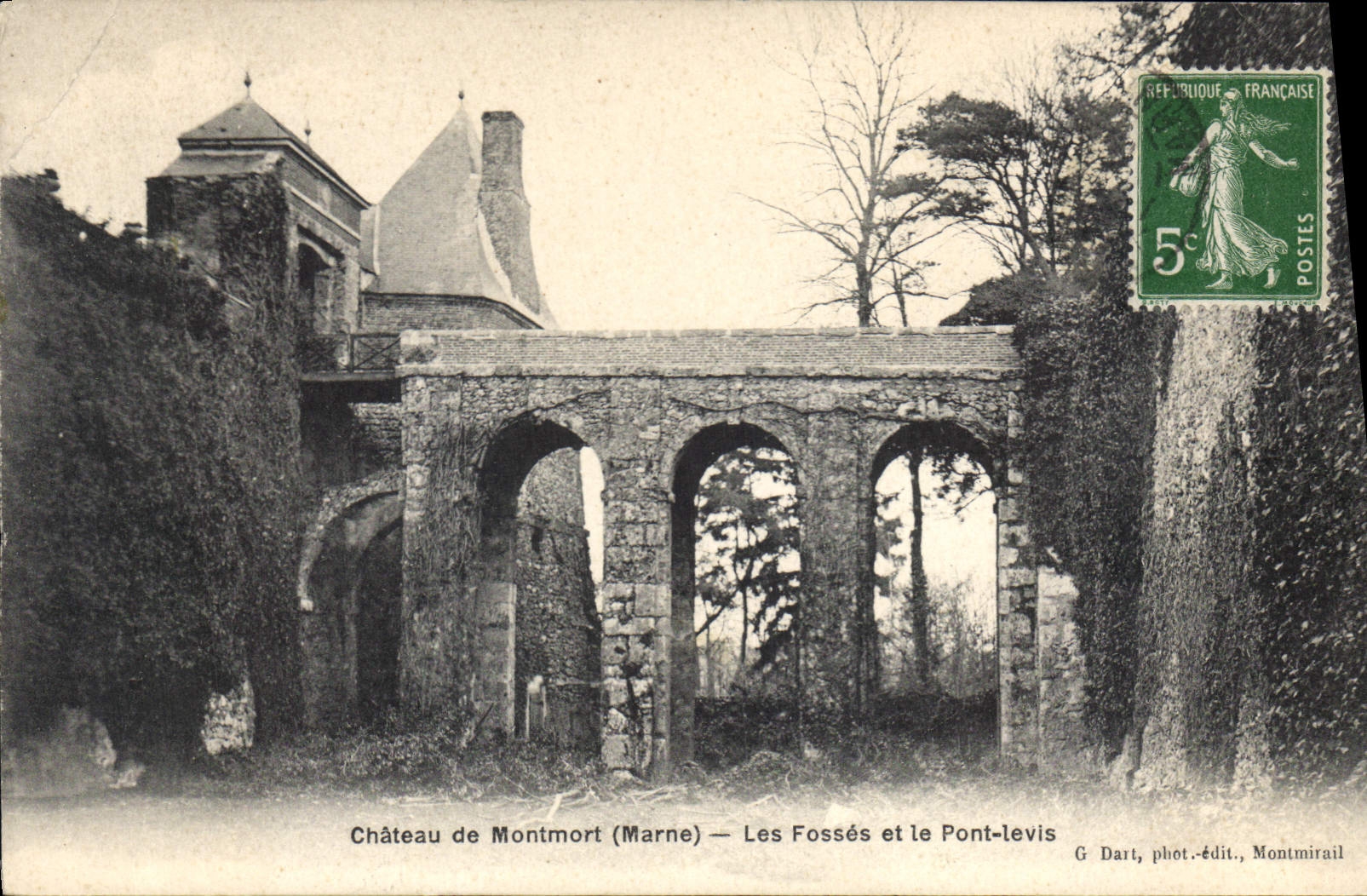 CPA Chateau de Montmort Marne Les Fosses et le Pont levis 