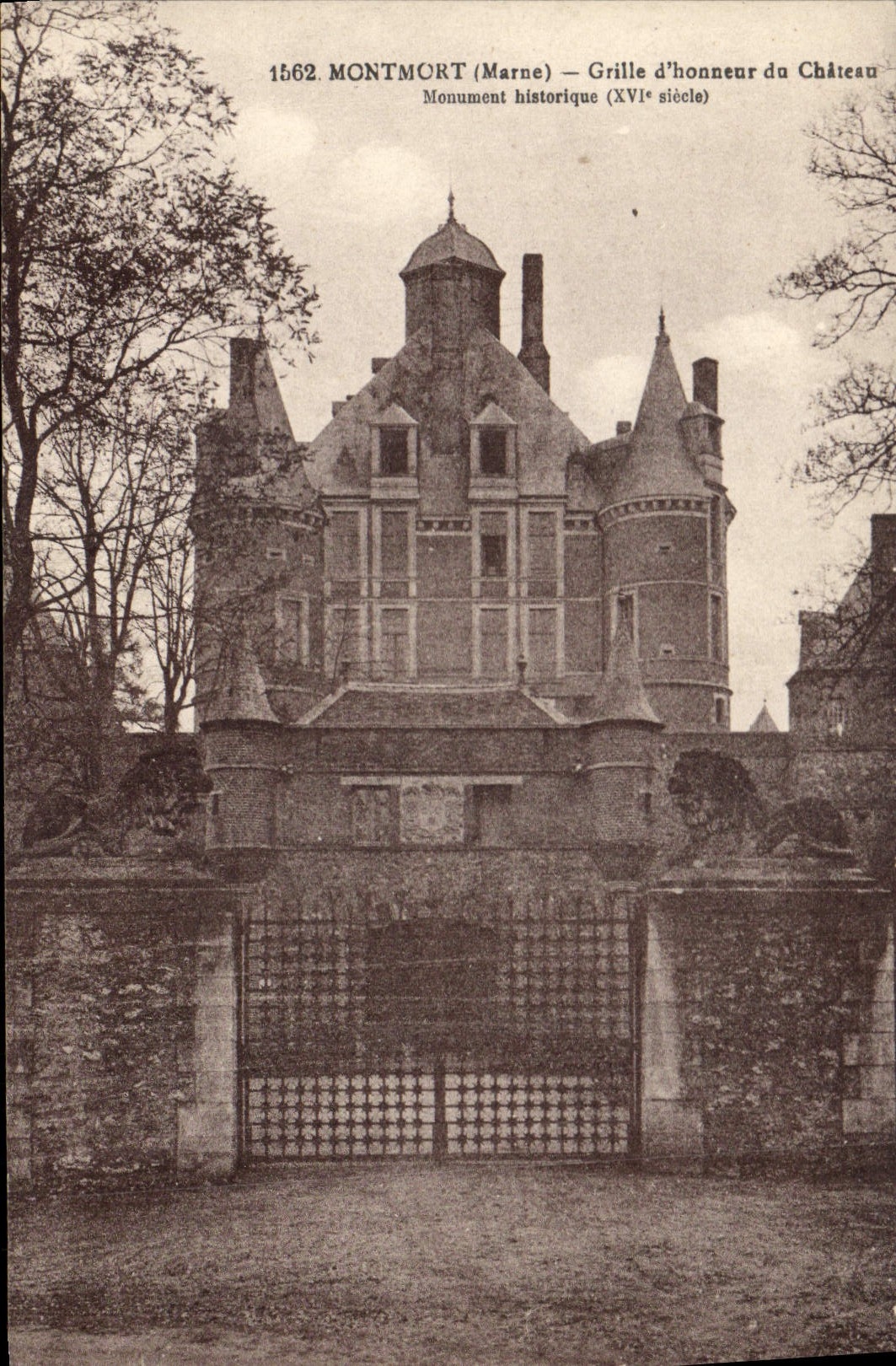 CPA Montmort Marne Grille d'honneur du Chateau Monument historique XVI siecle 