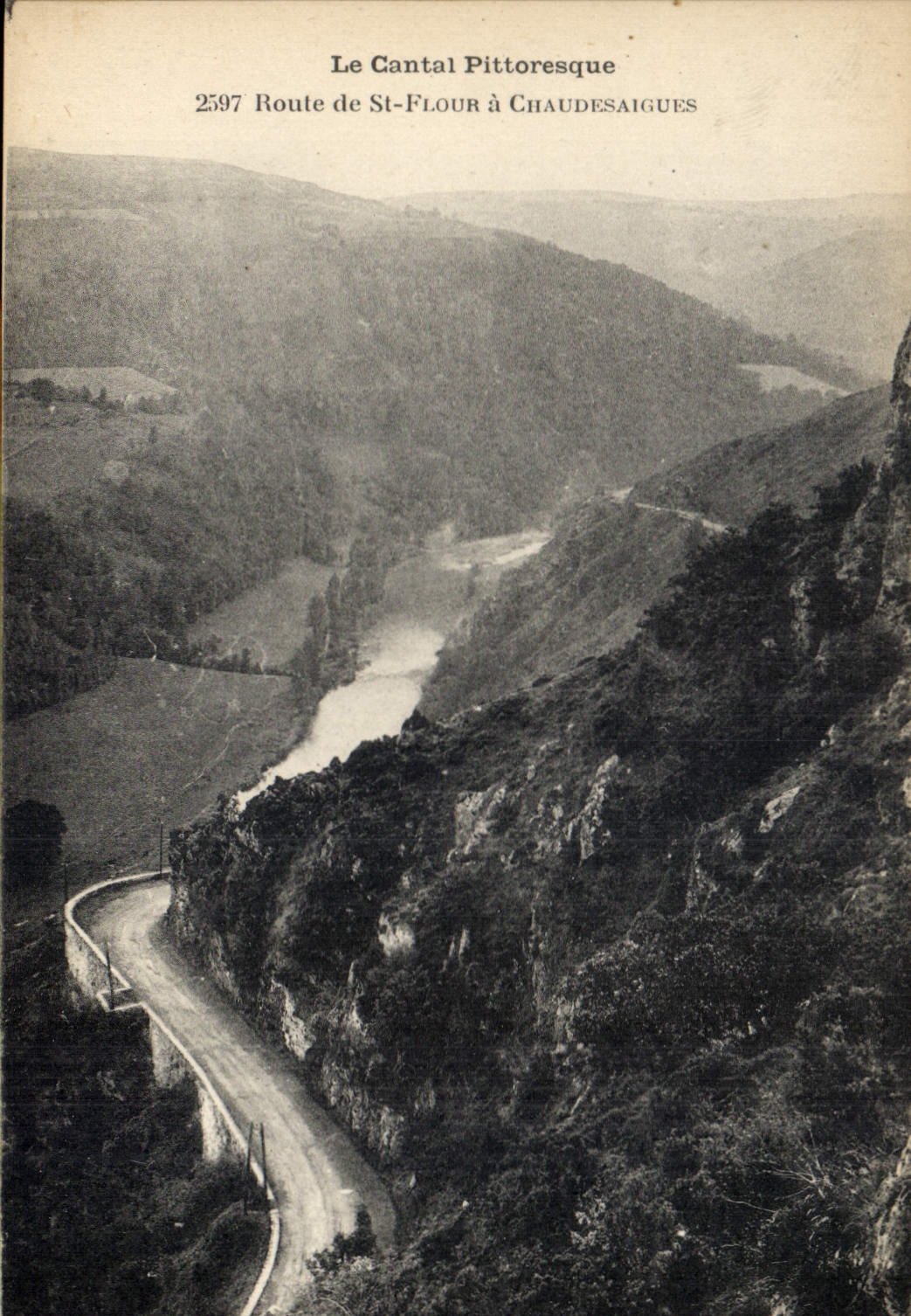 CPA Le Cantal Pittoresque Route de St Flour a Chaudesaigues 