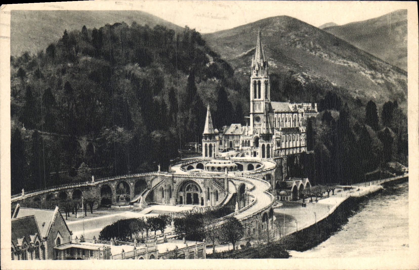 CPA Lourdes Vue d'ensemble sur la Basilique 