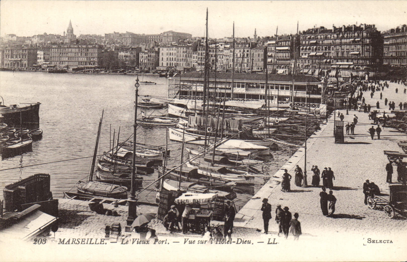 CPA Marseille Le Vieux Port Vue sur l'Hotel dieu 