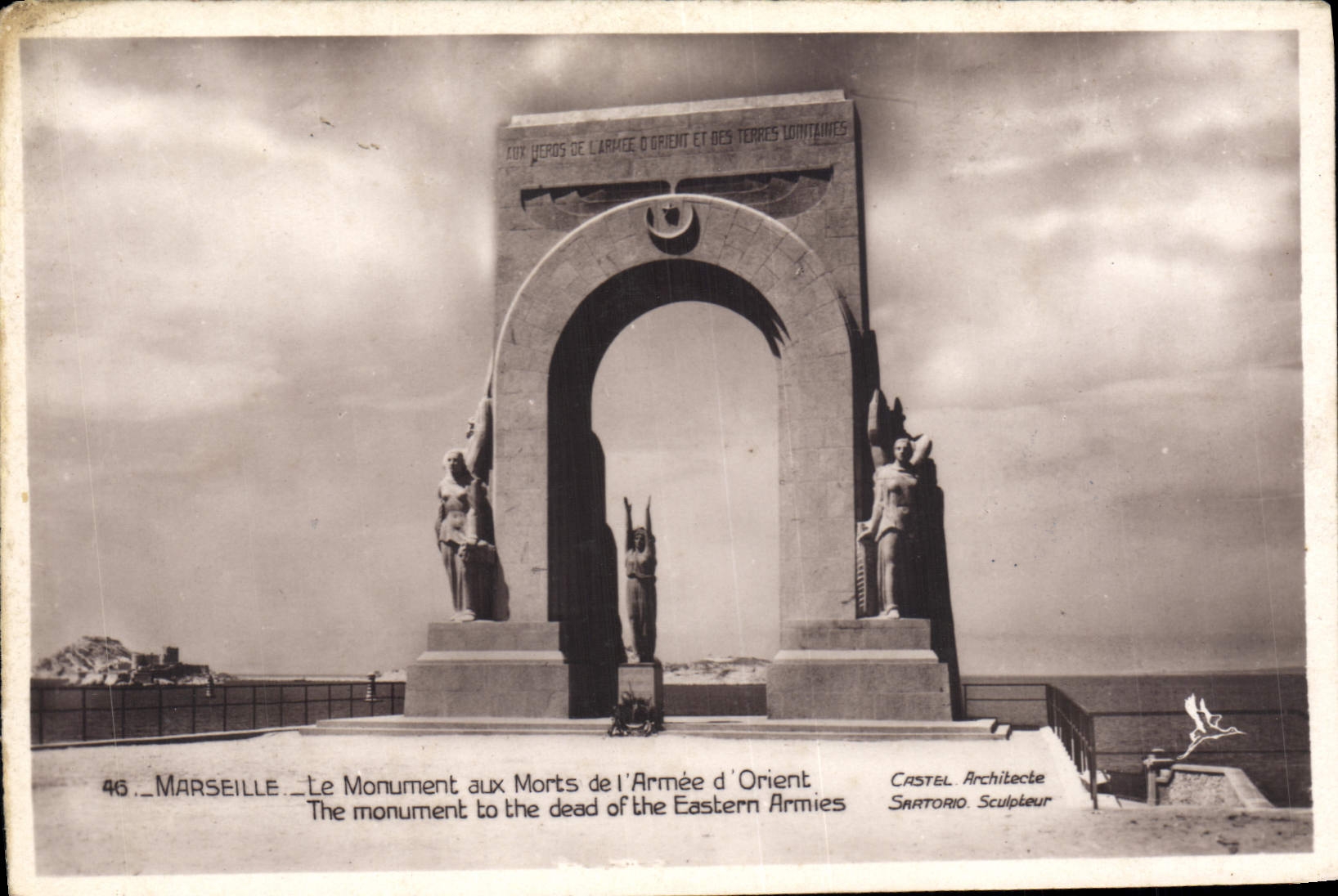 CPA Marseille Le Monument aux Morts de l'Armee d Orient 