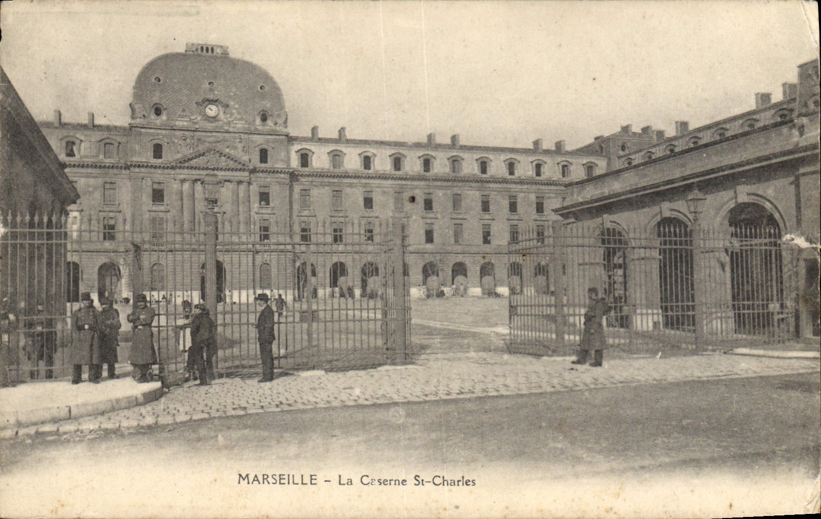 Marseille - La Caserne St-Charles — vue de l'entrée principale avec caserne et gardiens