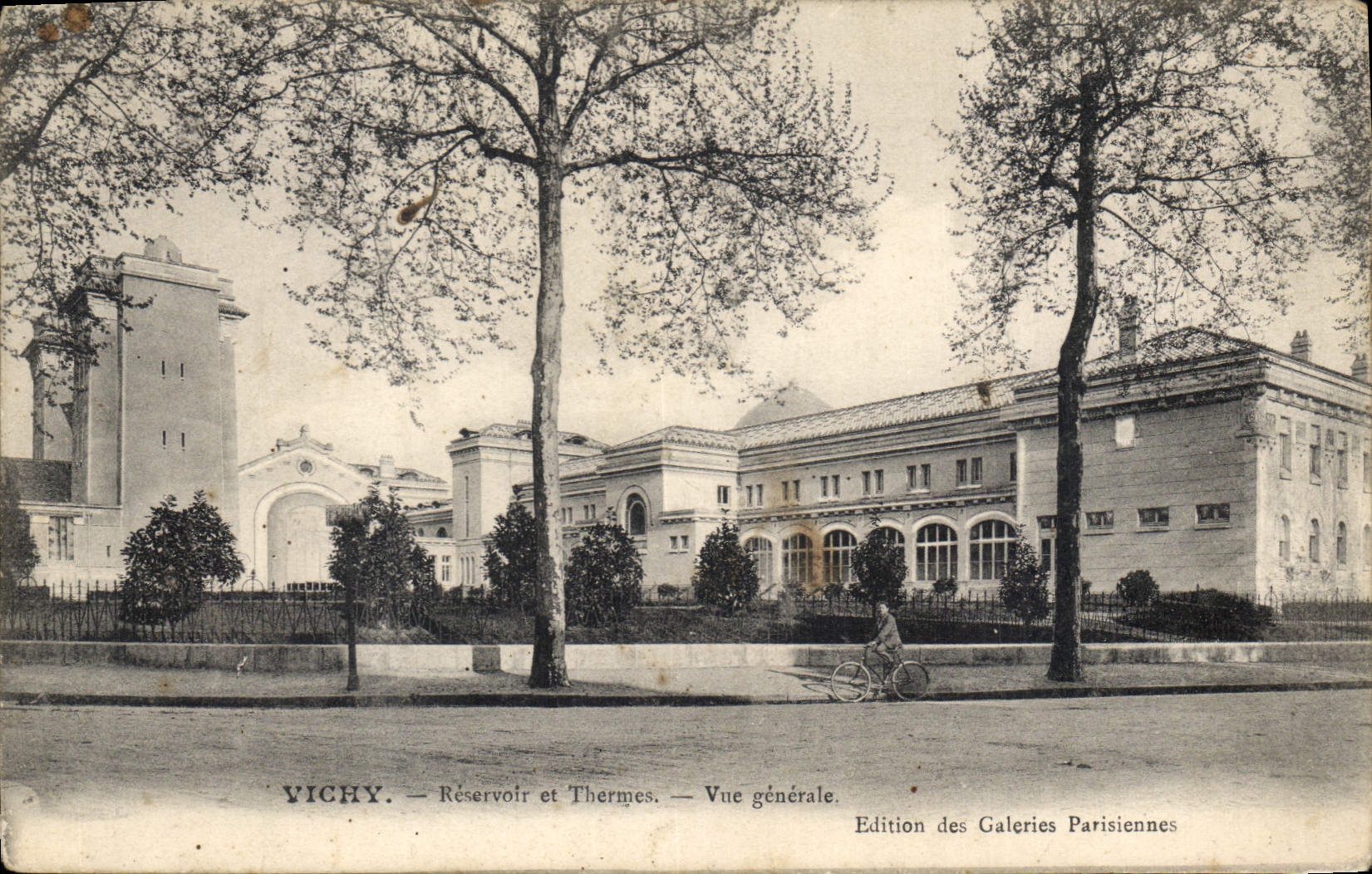 CPA Vichy Reservoir et Thermes Vue generale 