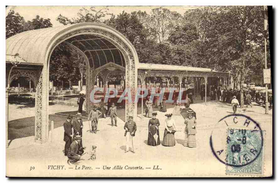 CPA Vichy Le Parc Une Allee Couverte 