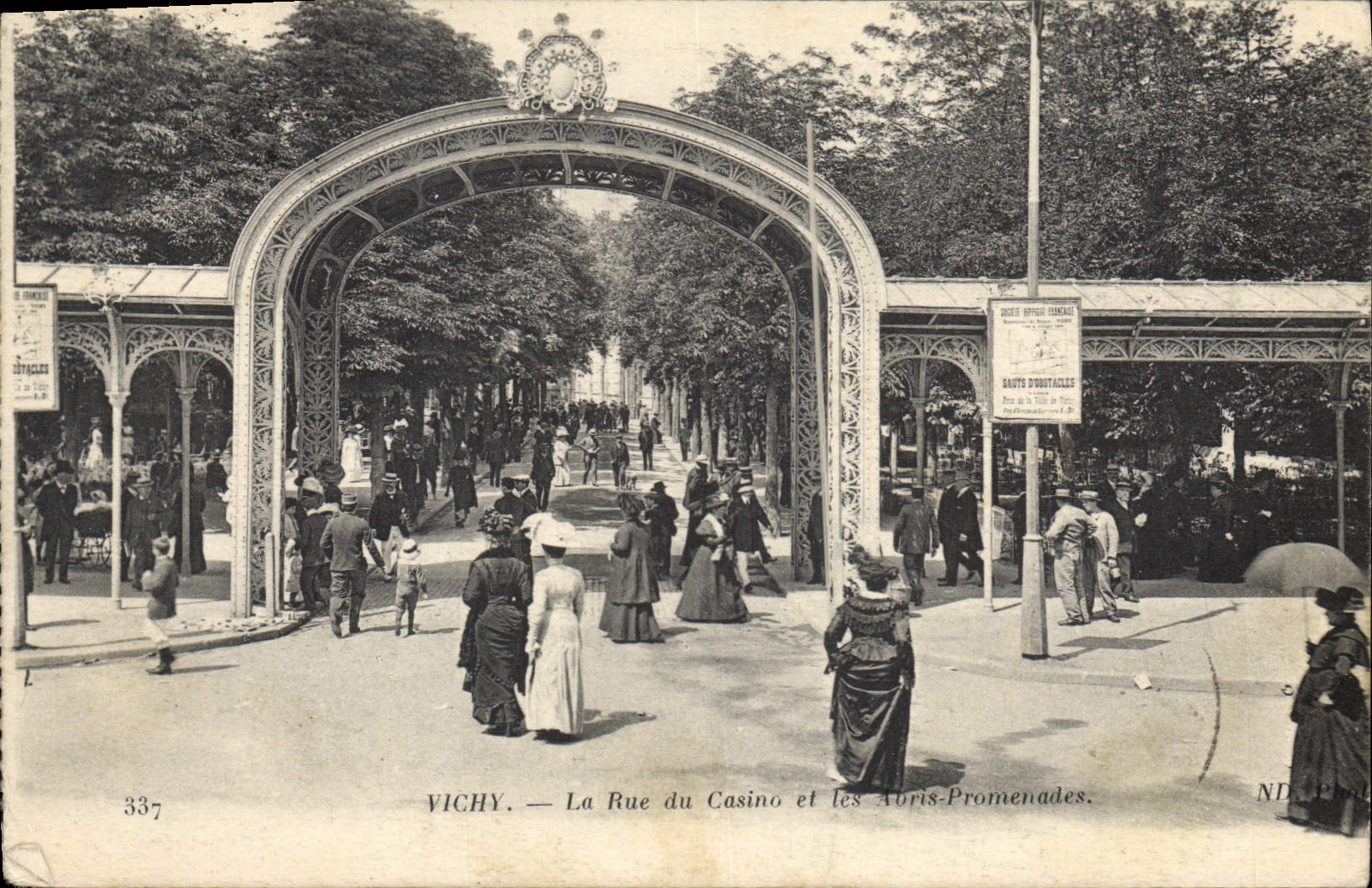 CPA Vichy La Rue du Casino et les Abris Promenades 
