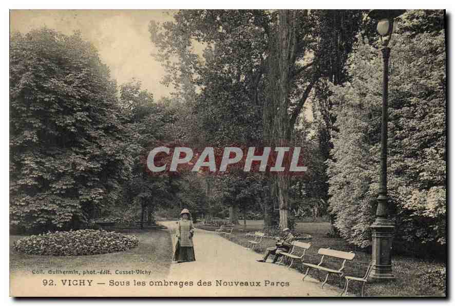 CPA Vichy Sous les ombrages des Nouveaux Parcs 