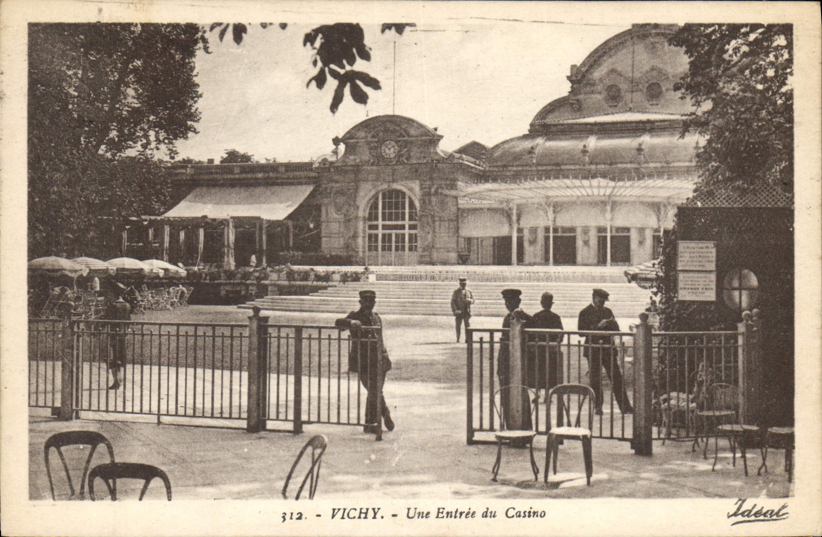 CPA Vichy Une entree du Casino 