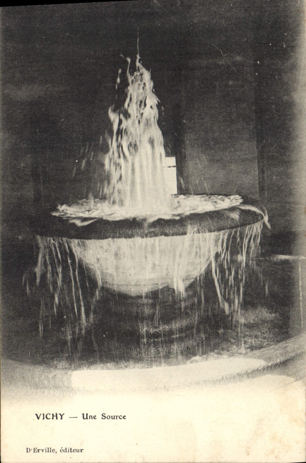 CPA Vichy Une Source 