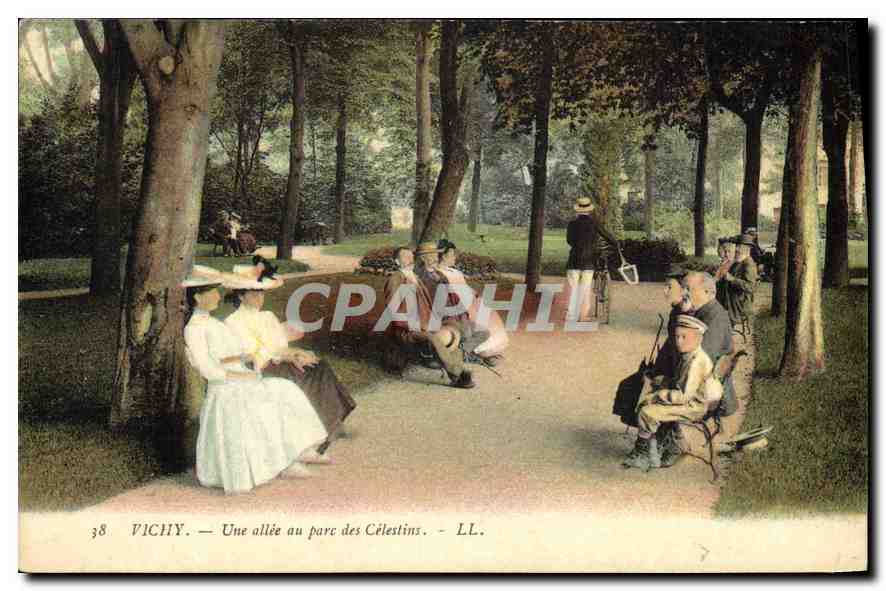 CPA Vichy Une allee au parc des Celestins 