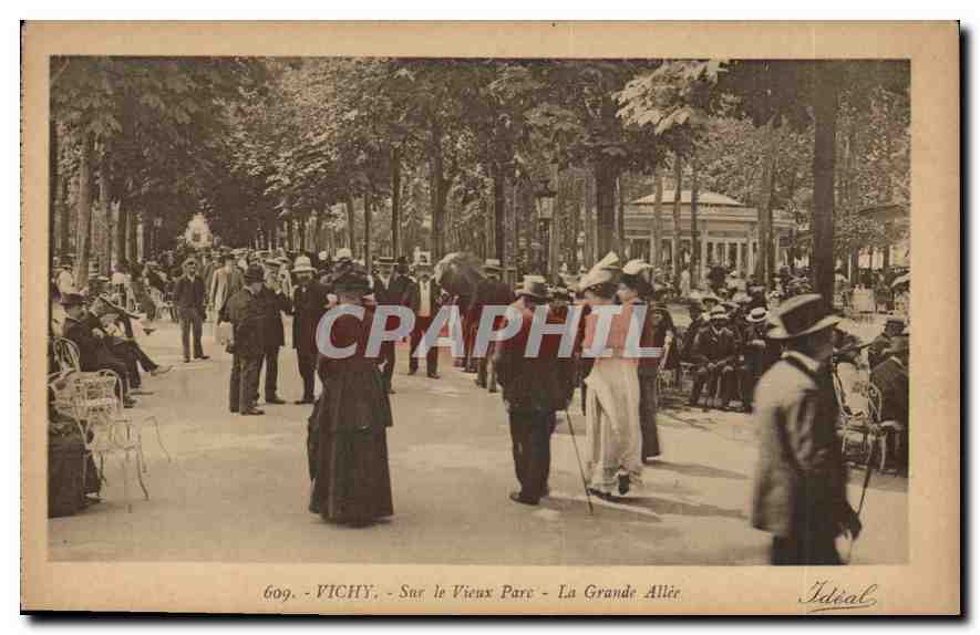CPA Vichy Sur le Vieux Parc La Grande Allee 