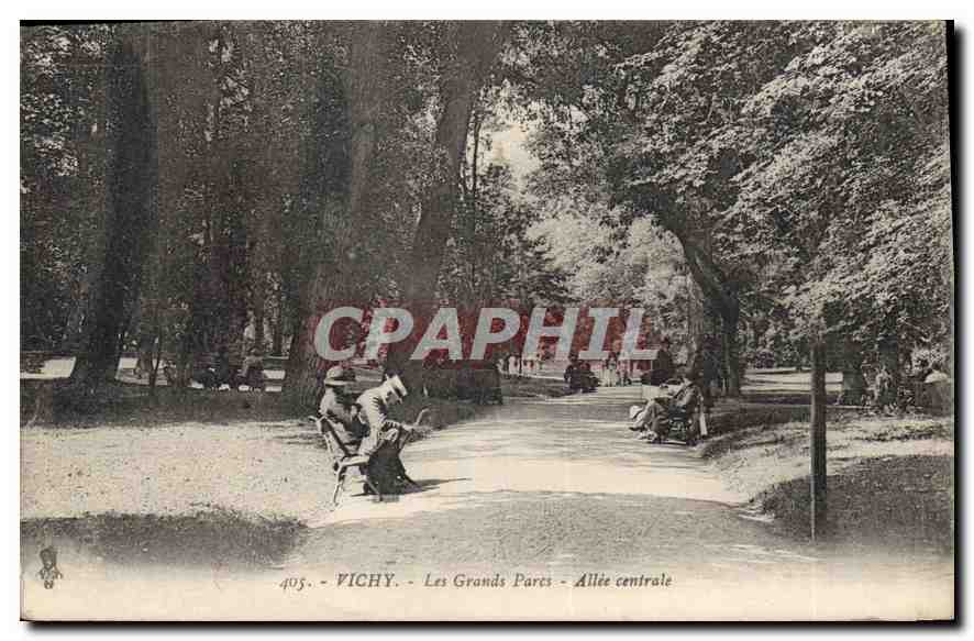 CPA Vichy Les Grands Parcs Allee centrale 