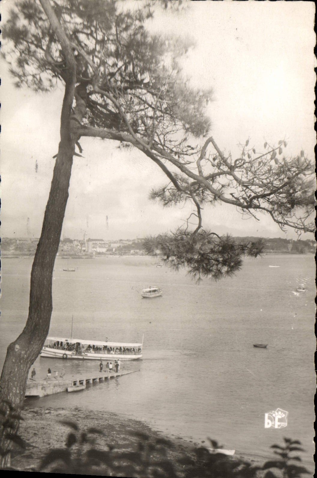 Pier at Dinard (Ille-et-Vilaine) — Publisher B.E. (Edition Office)