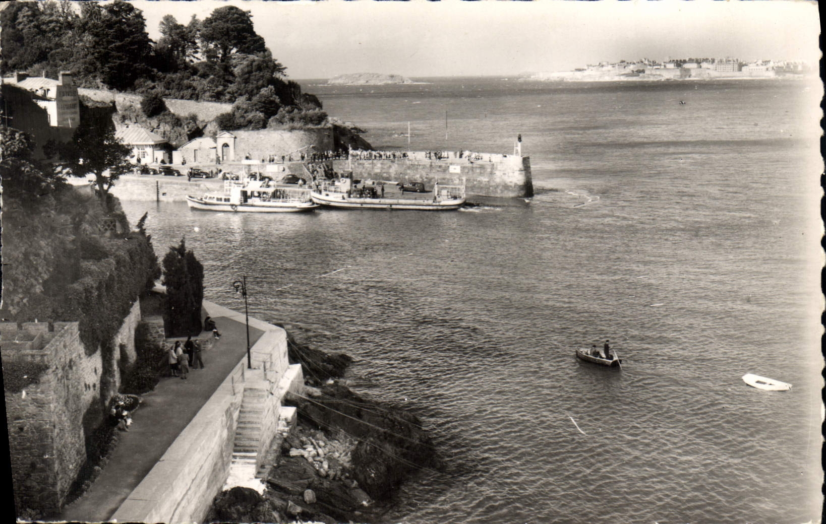 CPA Dinard I et V L'Ance du Bec de la Vallee au loin St Malo 