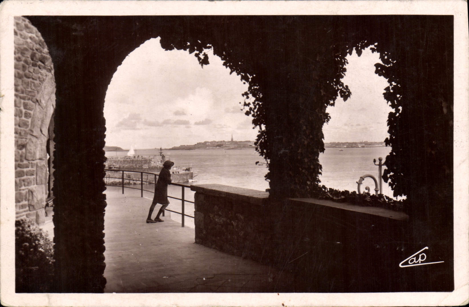 Dinard — Blick vom Terrassen des Musée de la Mer in Richtung St-Malo — Real-Photo C.P. Straßburg