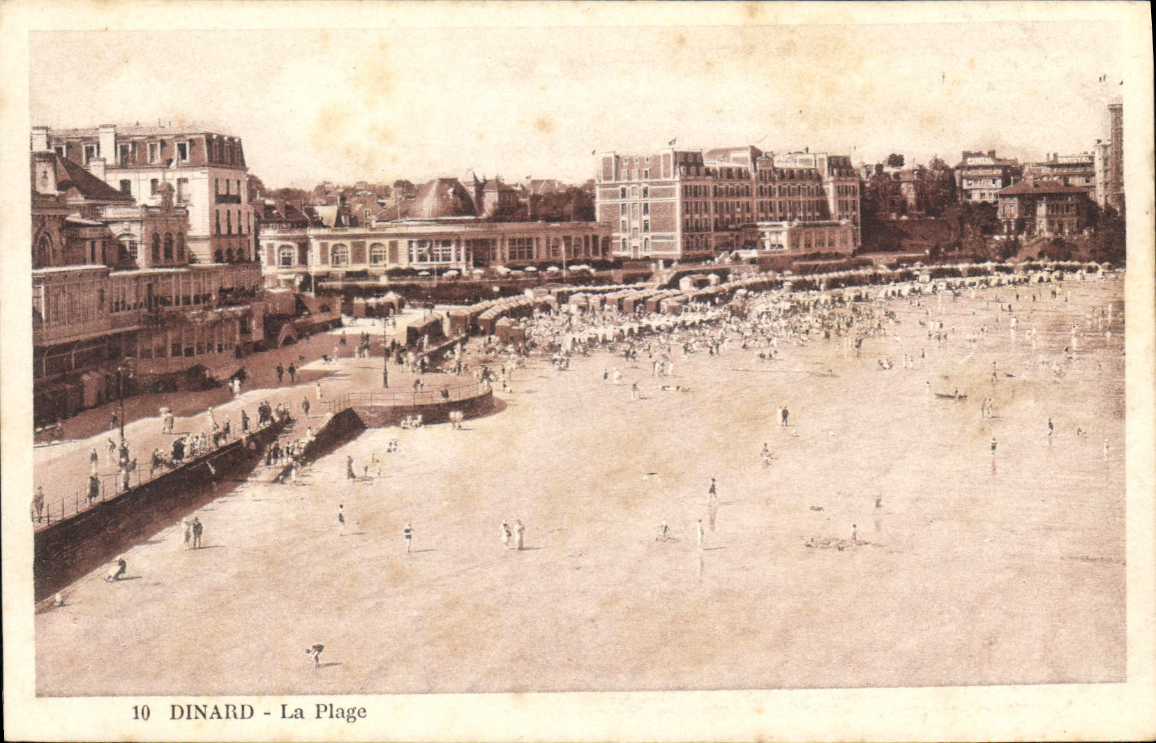 Dinard - La Plage — vue de la plage animée avec bâtiments côtiers — éditeur inconnu, n° 10