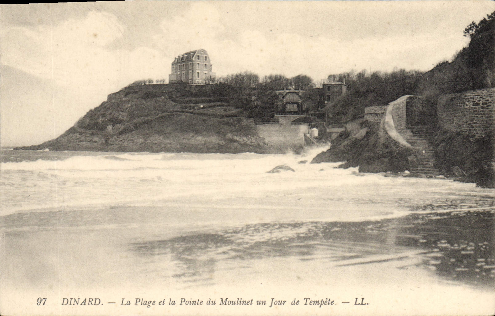 Dinard — La Plage et la Pointe du Moulinet un Jour de Tempête — LL. n° 97