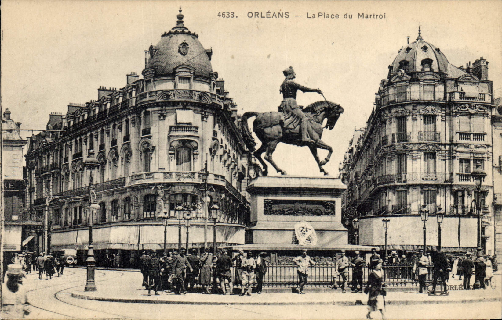 Orléans — La Place du Martroi — éditeur Carte Postale Orléans, n° 4633