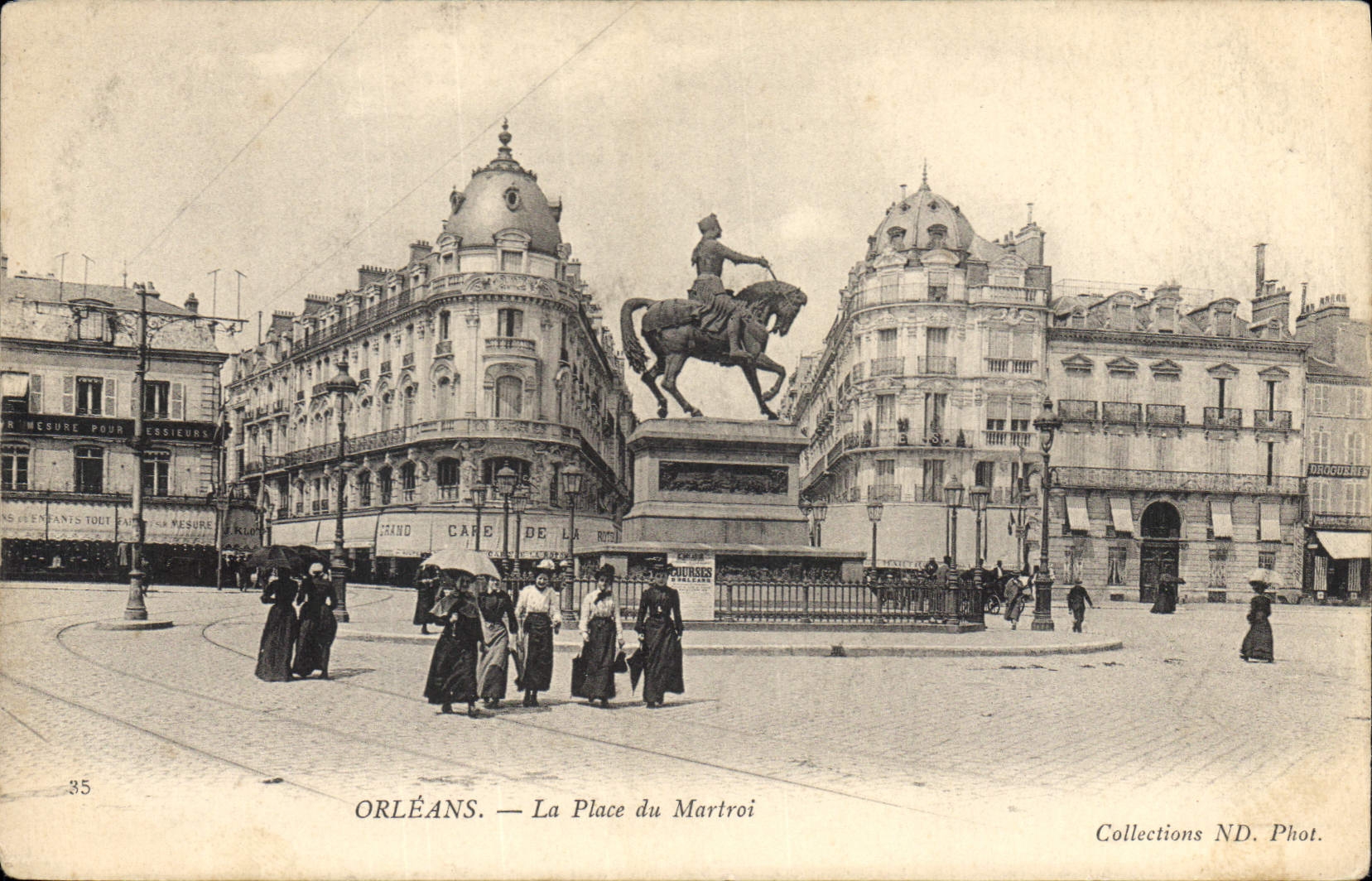 Orléans — La Place du Martroi — Collections ND. Phot.