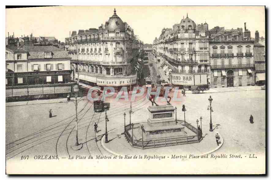 CPA Orleans La Place du Martroi et la Rue de la Republique 