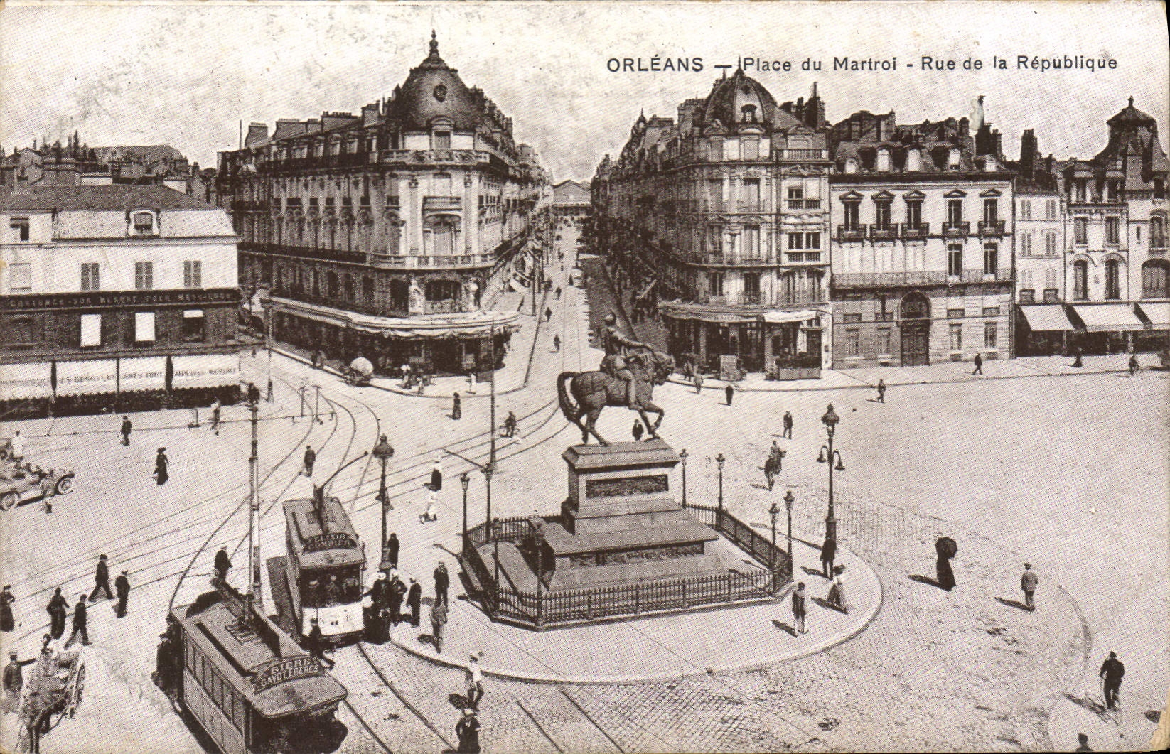 Orléans — Place du Martroi - Rue de la République