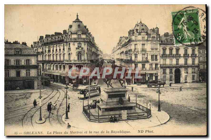 CPA Orleans La Place du Martroi et la Rue de la Republique 